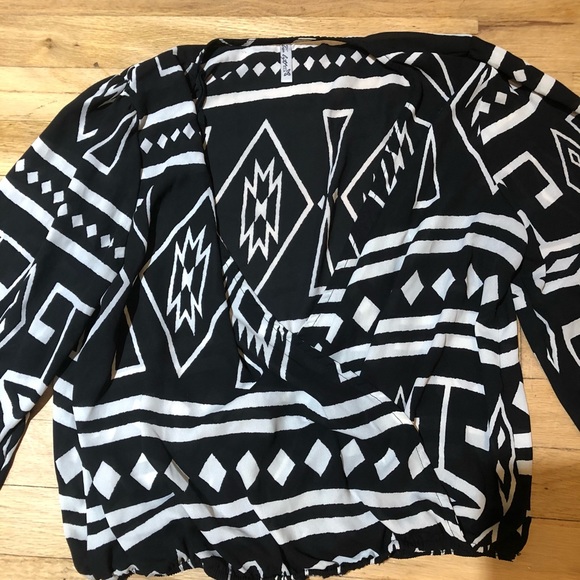 Black and white patterned faux wrap top - Picture 4 of 5